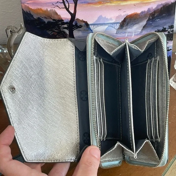 Not For Sale Tory Burch Metallic Envelope Wristlet - Picture 6 of 16